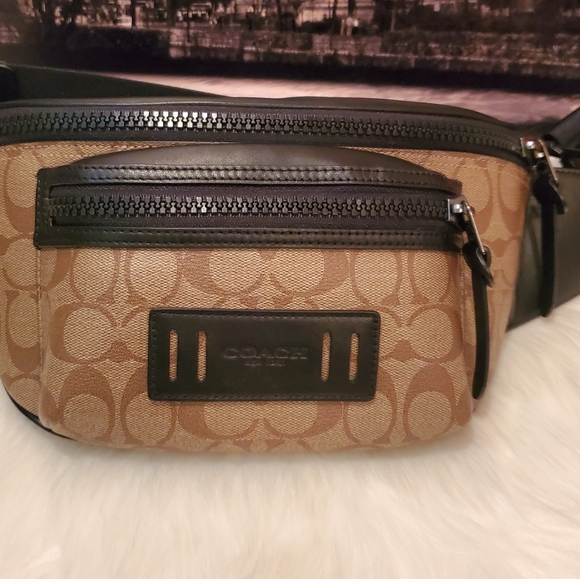 Coach Terrain Belt Bag in Signature - Picture 2 of 9